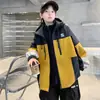 Jaqueta corta-vento destacável três em um para meninos Outono Inverno 2026 Novo Estilo Jaqueta forrada com fleece estilo cool para crianças Top para meninos