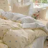 Conjunto de saia de cama de quatro peças, modelo novo 2026, estilo macio e fresco, conjunto de três peças para cama de estudante, estilo lençol e saia de cama, recomendado pelo Xiaohongshu