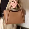 Bolsa de Balde Portátil Simples e Versátil para Mulheres, Novo Modelo Estilo Coreano para Trabalho e Deslocamento, Bolsa de Ombro, Moda Inverno 2025 com um Toque de Luxo