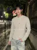 Camiseta de manga larga para hombre, de alta gama, con hombros estructurados, base texturizada a rayas estilo americano, estilo old money, cuello Henley, colección de otoño
