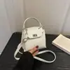 Bolso nuevo casual y a la moda estilo coreano, con un diseño simple y elegante, un bolso de hombro que también se puede llevar cruzado, perfecto para el verano de 2026, un bolso mini cuadrado para mujer