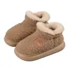 Nuevas zapatillas de felpa y algodón para invierno 2026 para mujer, forradas de forro polar y engrosadas, adecuadas para usar en interiores y exteriores, antideslizantes, estilo de pareja, zapatillas de algodón para hombre