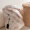 Colcha de punto estilo INS con diseño de nube de dibujos animados para primavera y otoño, colcha de invierno suave y cálida con borde enrollado, lavable a máquina, adecuada para uso en dormitorio