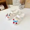 Zapatos de playa Mary Jane huecos DIY con decoración de dibujos animados para niñas, pantuflas antideslizantes de punta cerrada para uso en exteriores.