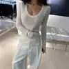 Top de punto azul estilo coreano con cuello en U y manga larga para mujer, camiseta base suave de ajuste slim para primavera y otoño con hombros normales y escote bajo