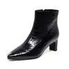 Botas de Moda Pontudas Femininas 2026 Outono/Inverno Novo Estilo Europeu e Americano Luxo Leve Bico de Ferro Botas de Moda Pontudas Temperamento Simples Botas de Couro Femininas