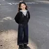 Conjunto de dos piezas de moda versátil para niñas para primavera y otoño con un top de diseño de dos piezas falsas y jeans estilo coreano