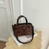 Bolso nuevo, elegante y versátil de 2006, perfecto para ir al trabajo, con un diseño único, ligero y se puede llevar como bolso de hombro o bolso cruzado