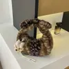Bolsa de Pelúcia Fofa Única Transfronteiriça para Nicho Feminino Outono/Inverno 2026 Nova Bolsa Peluda Versátil de Mão Pequena para Sair