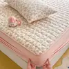 Algodón de borla cómodo y amigable con la piel Gasa de doble capa Clase A colcha acolchada arrugada falda de cama juego de tres piezas falda de cama individual funda de almohada individual cubierta de cama suave y esponjosa