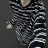 Camiseta retrô listrada estilo Hong Kong, camiseta masculina de manga longa com gola redonda, camiseta casual de corte solto, camiseta juvenil
