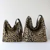 Bolsa bucket feminina estampada de leopardo, moderna e estilosa, bolsa de ombro e transversal vintage para outono e inverno, bolsa tote popular de grande capacidade para o dia a dia