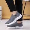 Tênis Esportivos Atacado Transfronteiriço Sapatos Masculinos Novo Estilo Respirável Confortável Slip-On Sapatos Casuais Sapatos de Tecido Malha Leve Sapatos Masculinos