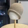 Nuevo Sombrero de Pescador Tejido para Mujer, Estilo Coreano Otoño e Invierno Hecho a Mano para Mostrar el Rostro Sombrero de Cubeta Pequeño, Protección para los Oídos para Ciclismo y Sombrero de Cubeta Tejido a Prueba de Frío