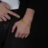 Pulseira masculina de aço titânio com osso de cobra e escamas douradas, moderna, luxo leve, versátil, acessório de mão minimalista, joia de alta qualidade personalizada e da moda para mulheres