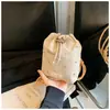 Bolso Cubo de Moda Estilo Coreano con Cordón y Remaches Tela de Nylon Nuevo para Mujer Versátil Ligero Bolso Cruzado para Teléfono