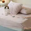 Sábana bajera ajustada de terciopelo de leche engrosada con bordado tallado, pieza única, cubierta de cama de terciopelo coral de invierno, protector de colchón con más terciopelo, juego de tres piezas