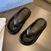 Chanclas de verano para mujer, nuevo estilo para parejas, sandalias outdoor de suela gruesa, pantuflas antideslizantes para hombre para uso en el baño