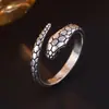 Anillo abierto vintage europeo y americano con acabado envejecido de plata tailandesa con forma de serpiente para mujer, anillo de joyería personalizado de alta gama de nicho con textura de escamas de serpiente