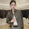 Jaqueta de couro retrô de manga curta, novo estilo feminino para o outono de 2026, corte solto, com gola alta e zíper, uma jaqueta biker cool e estilosa