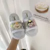 Nova coleção outono/inverno 2026: pantufas fofas com tema de cachorro de desenho animado, adequadas tanto para uso interno quanto externo, com sola macia para uso confortável