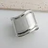 Personalidade europeia e americana Coringa moda punhos de liga versão larga irregular de pulseira de metal liso feminino Atacado