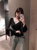 Camiseta Gola V Macia e Cericosa Pure Desire Ombro a Ombro Manga Longa Outono Slim Fit Doce e Picante Sexy Pure Desire Moda de Nicho para Mulheres
