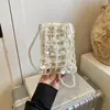 Bolso cruzado de perlas moderno y único 2026 Diseño hueco Mini bolsa para teléfono Versátil Lujo ligero Moda Bolso cuadrado pequeño con cuentas