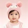 Gorro de protección para orejas de oso de peluche para otoño e invierno, gorro tejido de dibujos animados bordado con doble pompón, gorro de punto a prueba de viento para niños y niñas, en stock