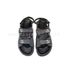Sandálias de Velcro Xiaochangfeng Versão de Luxo em Estoque para Mulheres, Modelo Novo 25, Sapatos Romanos de Solado Grosso, Sapatos de Praia com Fivela de Metal e Pérola