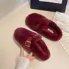 Chinelos peludos de sola grossa para aumentar a altura para mulheres, sapatos estilo Birkenstock, novas pantufas de algodão fechadas na ponta, peludas, da moda para outono e inverno, para uso externo