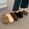 Chinelos lisos e versáteis da moda para mulheres, perfeitos para street style, visual de alta qualidade, não excessivamente na moda, confortáveis para ficar em pé e estilosos para 2026