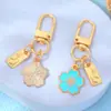 Llavero Colgante de Flor de Cerezo de Metal Estilo Japonés para Niñas, Encanto de Flor Linda para Bolso, Decoración para Estuche de Auriculares Regalo