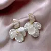 Brincos de Flor de Concha para Mulheres 2026 Novo Estilo Popular Brincos de Design de Nicho Brincos Estilo Francês com um Toque de Luxo