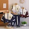Conjunto de Otoño Estilo Academia para Bebé Chaqueta con Bloques de Color Bordada de Caballito con Pantalones Jogger Rayados Ropa Deportiva para Niños