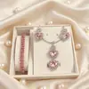 Collar con colgante rosa en forma de corazón que no se decolora para mujer, versátil, joyería de alta gama para mujer, juego de cuatro piezas: collar, aretes, anillo, pulsera