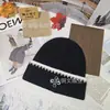 Gorro listrado estilo francês para outono e inverno com bordado de trevo de quatro folhas, moderno e versátil, faz o rosto parecer menor, chapéu de tricô quente