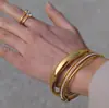 Anillo Liso de Acero Inoxidable Electrochapado al Vacío en Oro de 18 Quilates, Pulsera Dorada, Joyería de Acero de Titanio que No se Desvanece, Accesorio Popular Transfronterizo para Mujer