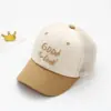 Boné de Tela Infantil Verão Novo Estilo Carta Bordada Proteção Solar Boné de Beisebol Outdoor Meninos Casual Versátil Boné com Aba Atacado