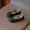 Zapatos de cuero para niñas, estilo primavera, versión coreana, zapatos de cuero de moda con lazo para niñas pequeñas, zapatos planos de suela blanda de colores caramelo para niñas pequeñas