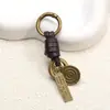 Nuevo cierre de resorte tejido a mano retro versátil llavero de piel de vaca accesorios de colgante semiacabados para DIY