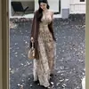 Conjunto de duas peças para mulheres: cardigã longo estampado de estilo sexy e vestido camisola de decote baixo, coleção de outono, atacado transfronteiriço