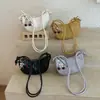 Bolsa de ombro transversal estilo coreano de luxo leve para mulheres, nova bolsa versátil tipo bolinho popular para o início do outono de 2026