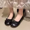 Zapatos planos bajos versátiles estilo francés para mujer, adecuados para usar al aire libre, nuevo modelo de otoño 2025, con lazo y adecuados para combinar con faldas, mocasines de suela blanda