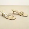 Pantuflas Cuadradas de Punta Abierta, Elegantes y Atractivas, con Patrón Sutil de Agrietamiento, Sandalias de Tira Fina con Cordón Dorado de Moda 2025