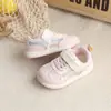 Sapatos para Bebês 2026 Primavera e Outono Sapatos Unissex para Bebês Solado Macio Sapatos Casuais para Crianças Pequenas Sapatos Brancos Sapatos Esportivos Respiráveis