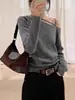 Camisa Base de Tricô Cinza Estilo Coreano com Manga Longa e Decote Ombro a Ombro para Mulheres, Design Único para Outono e Inverno, Top Irregular para Camadas