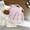 Nuevo atuendo de verano elegante y moderno para niñas, ropa de verano sin mangas súper linda y delgada de comercio exterior para bebés