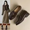 Mocasines con hebilla de rosa para mujer, nueva colección otoño 2026, estilo británico retro, sin cordones, zapatos pequeños de cuero versátiles para mujer