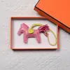 Colgante de Poni de Cuero Genuino Llavero de Cuero Hecho a Mano Piel de Oveja Poni Decoración para Asa de Bolso de Moda Venta al por Mayor